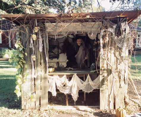 Diy Witch House Outdoor, Halloween Witch Yard Decor Diy, Witch Shack Halloween, Haunted Farm Halloween Decor, Witches Den Halloween Decor, Swamp Halloween Decorations, Halloween Noodles, Haunted Forest Ideas, Voodoo Halloween Decorations