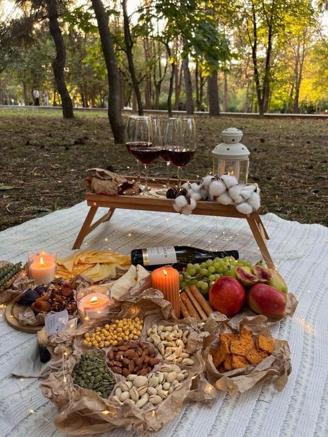 Simple Picnic Setup Ideas, Piknik Ideas Romantic, Romantic Picnic Set Up, Fall Themed Picnic, Sage Picnic, Thanksgiving Picnic, Simple Proposal, Picnic Date Food, Picnic Planning