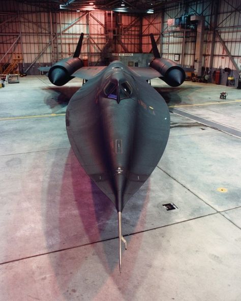 RoMiG21 on Instagram: “HISTORY OF THE SR-71 BLACKBIRD - PART 47 Construction of the 24th 🇺🇸 SR-71 airframe SN 61-7973 began on 14 January 1966 with rollout of the…” Sr71 Blackbird, Lockheed Sr-71 Blackbird, Lockheed Sr 71, Jet Privé, Stealth Aircraft, Sr 71 Blackbird, Airplane Fighter, Sr 71, Military Airplane