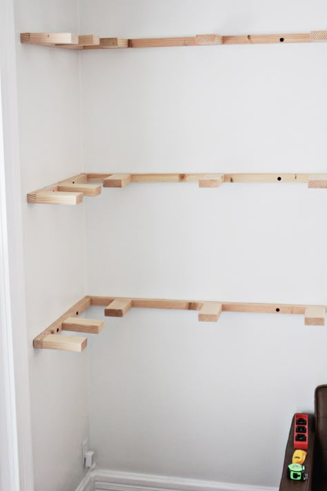 DIY floating shelves (progress _ click through for more) Bookshelves Ideas, Diy Floating Shelves, Floating Shelves Living Room, Floating Corner Shelves, Floating Shelves Kitchen, Floating Shelves Bathroom, Regal Design, Shelves Diy, Trendy Diy