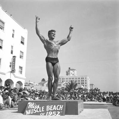 Muscle beach by Andre de Dienes Whisper Images, Rocky Aesthetic, Physique Inspiration, Christopher Reeves, Vintage Muscle Men, Muscle Beach, Elliptical Trainer, Strength Conditioning, Tuesday Motivation