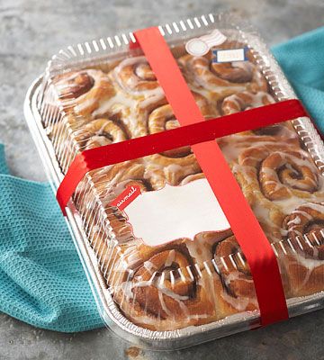 Perfect Package for Sweets caramel snack mix, gluten free and cinnamon rolls recipe Truffles Christmas, Frozen Bread Dough, Diy Food Gifts, Cinnamon Rolls Homemade, Edible Gifts, Cinnamon Rolls Recipe, Sweet Roll, Creamy Chocolate, Packaging Ideas