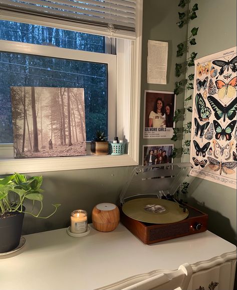 Folklore Bedroom Ideas, Folklore Aesthetic Room, Folklore Room Aesthetic, Folklore Bedroom, Folklore Room, Folklore House, Folklore Vinyl, Fangirl Room, Earthy Bedroom