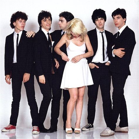 via: http://scratchedintooursouls.wordpress.com/2010/07/27/blondie-heart-of-glass/ Blondie Atomic, Blondie Heart Of Glass, Blondie Band, Mode Poses, Deborah Harry Blondie, Chris Stein, Band Photoshoot, Deborah Harry, Band Photography