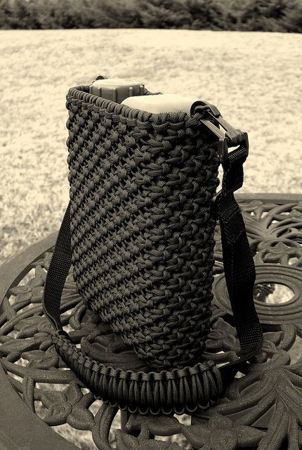 Paracord canteen cover, finally finished... by Stormdrane, via Flickr (no tutorial) Paracord Braids, Paracord Diy, Paracord Knots, Paracord Survival, Parachute Cord, Paracord Projects, Macrame Knot, 550 Paracord, Macrame Bag