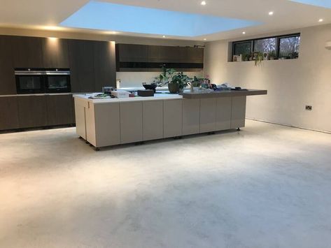 Microcement Floors: Find Out the Benefits and Its Types Micro Concrete, Liquid Resin, Rustic Flooring, Unique Flooring, Simply White, Finishing Materials, Polished Concrete, Floor Finishes, Work Surface