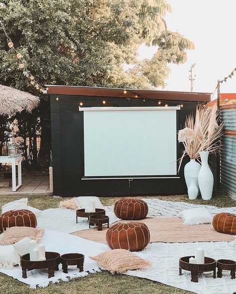 Garden Cinema, Backyard Theater, Cinema Outdoor, Picnic Event, Backyard Movie Theaters, Cinema Idea, Backyard Movie Party, Unique Patios, Backyard Movie Nights