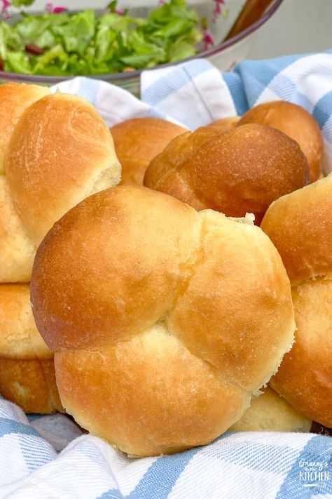 This is our great-grandmother's famous homemade dinner rolls recipe -- it is a staple at all of our family gatherings and holiday meals! Soft on the inside, with a buttery golden brown top, they are absolutely perfect!! We'll show you how to make both pull-apart rolls and cloverleaf rolls with the same dough. Clover Leaf Dinner Rolls Recipe, Clover Leaf Dinner Rolls, Clover Leaf Rolls Recipe, Bulkie Rolls Recipes, Clover Rolls Recipe, School Yeast Rolls Recipe, Grandma's Biscuits, Best Homemade Rolls, Sweet Yeast Rolls Recipe