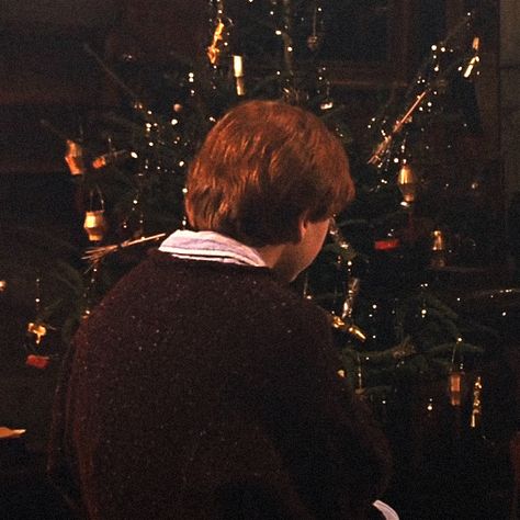 Christmas Harry Potter <3 #Christmas #HarryPotter Christmas At The Burrow Aesthetic, Weasley Christmas Aesthetic, Weasley Christmas, Christmas Harry Potter, Ron Weasley Aesthetic, Harry Potter 3, Weasley Aesthetic, Potter Aesthetic, The Burrow