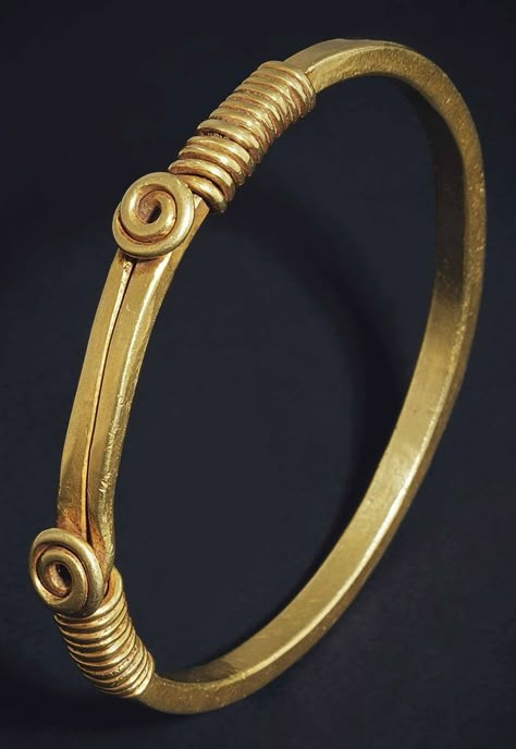 ancientjewels: “ Gold Roman bracelet, c. 2nd century CE. From Christie’s Auctions. ” Roman Bracelet, Imperiul Roman, Ancient Roman Jewelry, Ancient Jewels, Roman Jewelry, Ancient Jewellery, Solid Gold Bracelet, Historical Jewellery, Jewelry Bracelets Gold