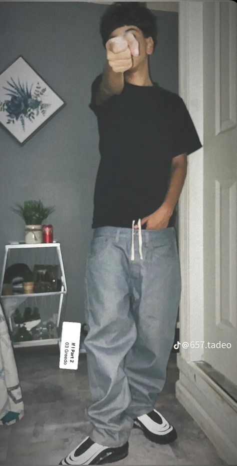 Edgar Insta Pics, Mexican Teen Boy, Edgar Fits, Edgar Style, Men In Sweatpants, Takuache Outfits Guys, Black Shirt Outfit Men, Gray Sweatpants Outfit, Outfits Guys