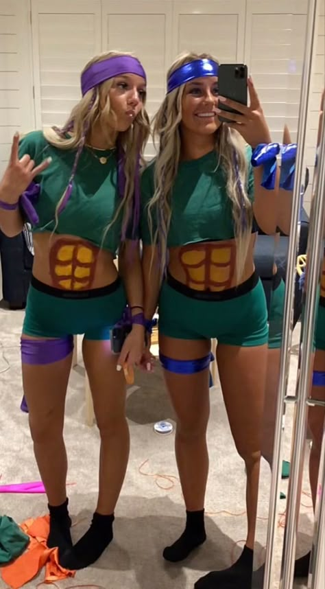 College Halloween Costume Ideas Group Of 4, Halloween Costumes 2023 Group, Group Couple Costumes, Carnaval Costume Group, Halloween Outfits For Best Friends, Gym Halloween Costume, Group Halloween Costumes For 4 Friends, Ninja Turtles Halloween Costumes, 3 Person Costume Ideas