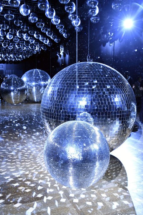 The Moncler Gamme Rouge set, which took shape around giant disco balls. Disco Photoshoot, Giant Mirror, Ball Aesthetic, Disco Glam, Disco Club, Disco Style, True Winter, Aesthetic Space, Seasonal Color Analysis