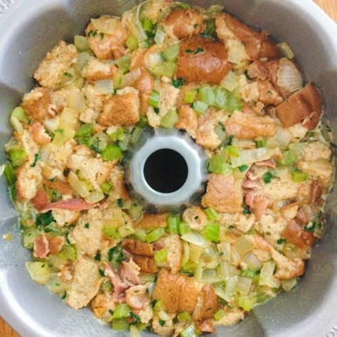 The Prettiest Stuffing You Will Ever Make | TipHero Bundt Pan Recipes, Stuffing Recipes For Thanksgiving, Thanksgiving Stuffing, Thanksgiving Recipes Side Dishes, Thanksgiving Dishes, Stuffing Recipes, Bundt Pan, Thanksgiving Menu, Thanksgiving Side Dishes