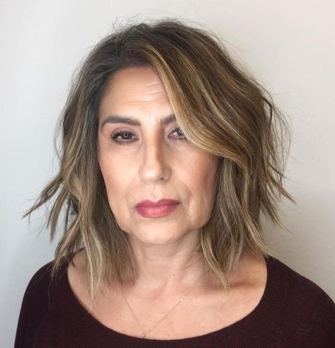 Choppy Medium Brown Lob for Older Women Dark Blonde Gray Coverage, Brown Lob, Blonde Balayage Bob, Gray Balayage, Covering Gray Hair, Hot Hair Colors, Bob Hairstyles For Fine Hair, Hair Color For Women, Hairstyles Over 50