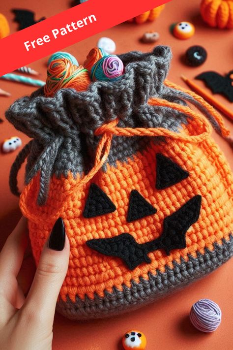 Crochet Mini Halloween Treat Bags, Crochet Halloween Gift Bags, Crochet Halloween Purse Free Pattern, Crochet Halloween Treat Bag Patterns Free, Crochet Trick Or Treat Bag Pattern, Crochet Halloween Stuff, Crochet Gift Bags Free Patterns, Halloween Crochet Bag, Crochet Halloween Bags