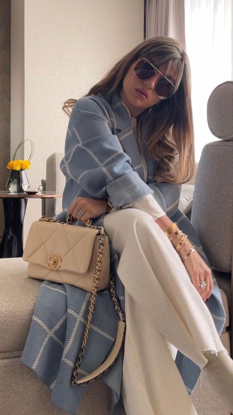 Naturals colors with baby blue coat with classic bag #coat #ootd #beige #babyblue #bagsandpurses #fashionblogger #fashionista #fashionista #fashionstyle #blondehair #blondehairstyles Baby Blue Bag Outfit, Blue And Beige Outfit, Ootd Beige, Blue Bag Outfit, Coat Ootd, Beige Outfit, Modesty Fashion, Blue Coat, Brown Outfit