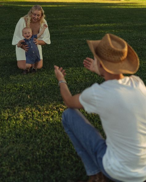 Country vibe session for Dmytriyev’s family 🐎 Picnic Family Photos, Ranch Family Photoshoot, Ralph Lauren Family, Western Family Pictures, Country Family, Country Vibe, Sunday Kind Of Love, Hey Babe, Photoshoot Pose