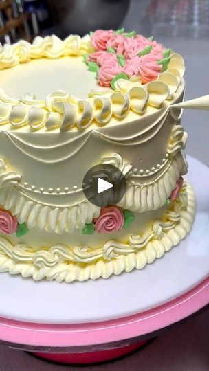 Cake Decorating Ideas Birthday, Retro Cake, Bolo Vintage, Birthday Cake Decorating Ideas, Cake Flower, Cake Decorating Ideas, Birthday Cake Chocolate, Cake Making, Sweet Bakery