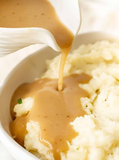 Brown Gravy (No Drippings Needed) Gravy With No Drippings, Easy Brown Gravy Recipe, Gravy No Drippings, Vegetarian Biscuits And Gravy, Gravy Recipe No Drippings, Brown Gravy Recipe Easy, Vegan Biscuits And Gravy, Garlic Mashed Potatoes Easy, Easy Brown Gravy