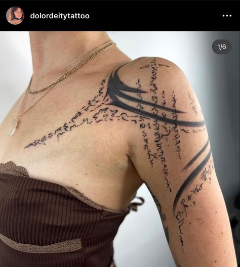 shoulder arm pattern tattoo Arm Stitches Tattoo, Line Work Shoulder Tattoo, Sleeve Pattern Tattoo, Large Stomach Tattoos, Bicep Band Tattoo, Women Bicep Tattoo, Aged Tattoo, Behind Shoulder Tattoos For Women, Symmetrical Shoulder Tattoo