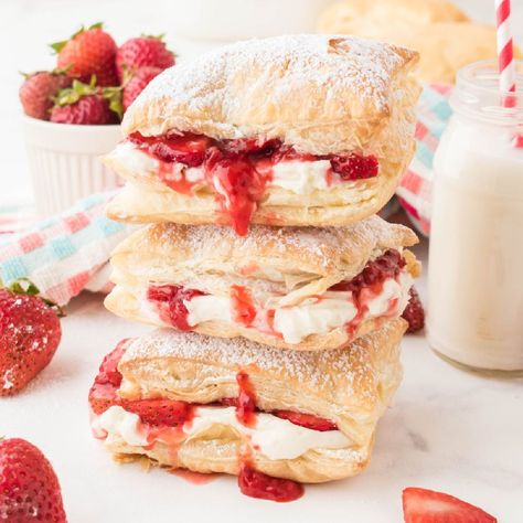 Strawberry Cream Filling, Easy Strawberry Dessert, Cheese Puffs Recipe, Puff Dessert, Easy Pastry Recipes, Easy Strawberry Desserts, Puff Pastry Cream Puffs, Christmas Breakfast Recipe, Puff Pastry Desserts