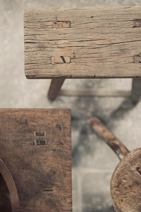 Wabi Sabi Clothes, Wabi Sabi Wood, Wabi Sabi Furniture, Wabi Sabi Inspiration, Raw Wood Furniture, Asian Homes, Wabi Sabi Style, Asian Home Decor, House Decor Rustic