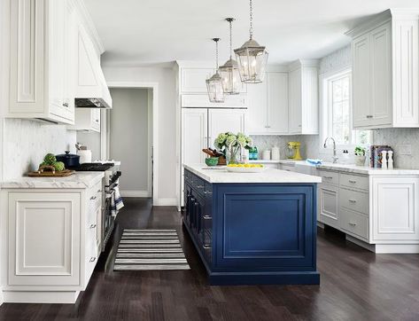 Blue Kitchen Island, Navy Kitchen, Kitchen Transitional, Blue Kitchen Cabinets, Classic Kitchen, Kitchen Island Design, Blue Kitchen, Transitional Kitchen, Kitchen Marble