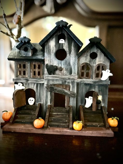 Scary Birdhouse, Haunted Halloween Village Diy, Halloween Spooky Village, Diy Halloween Birdhouse, Haunted House Birdhouse Ideas, Haunted Bird House Ideas, Birdhouse Haunted House, Haunted Birdhouse Halloween, Bird House Haunted House