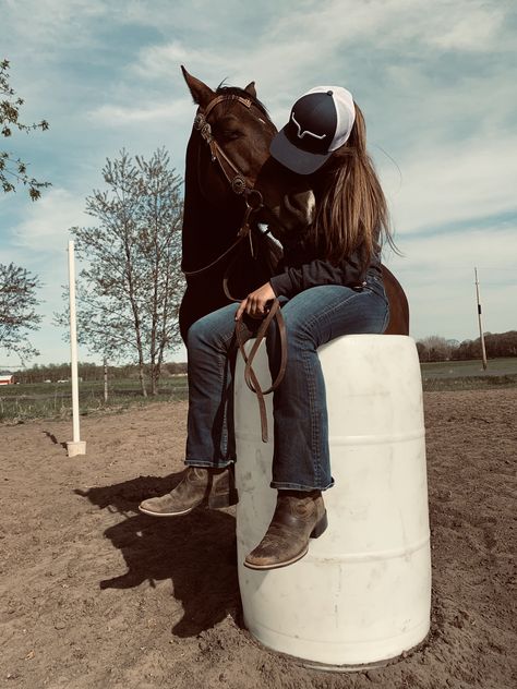 Country Best Friends, Country Girl Aesthetic, Mode Country, Horse Photography Poses, Foto Cowgirl, Pictures With Horses, Western Photoshoot, Funniest Photos, Country Girl Life