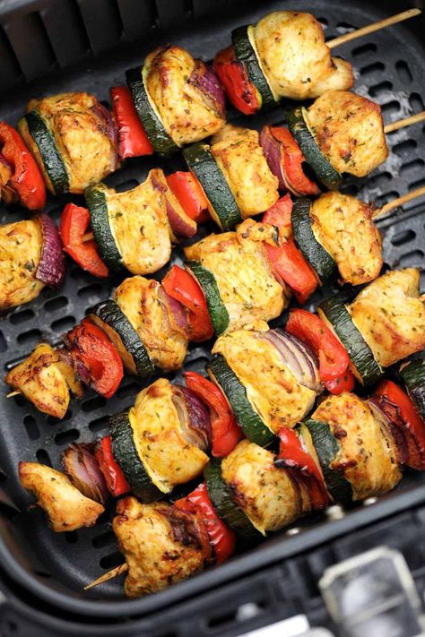 Air Fryer Chicken Kabobs (Chicken Kebabs) Kabobs In Air Fryer, Chicken Kabobs Air Fryer, Air Fryer Chicken Kabobs, Air Fryer Grilled Chicken, Kabobs Chicken, Kabobs Recipes, Chicken Shish Kabobs, Chicken Kabob Recipes, Braised Chicken Breast