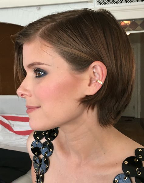 Kate Mara in her JF Customized Gold Date Earcuff at the 2016 Met Gala / Jennifer Fisher Kate Mara Short Hair, Kate Mara Hair, Grown Out Pixie, Short Hair Model, Tomboy Hairstyles, Hot Haircuts, Crop Hair, Kate Mara, Boring Hair