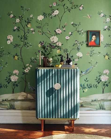 AnthroLiving (@anthroliving) • Instagram photos and videos Anthropologie Wallpaper, Chinoiserie Mural, Peacock Wallpaper, Iconic Wallpaper, Chinoiserie Wallpaper, Green Walls, Statement Wall, Unique Wallpaper, Woven Paper