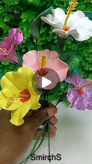 Hibiscus Flower Craft, Diy Hibiscus Flower, Flowers Out Of Tissue Paper, Flower Out Of Paper, Flower From Paper, How To Make Glitter, Crafty Moms, Foam Flowers, Flower Template