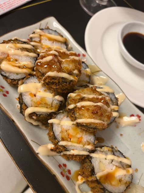 fried shrimp sushi with soy sauce Fried Shrimp Sushi, Mango Sushi, Fried Sushi, Sushi Aesthetic, Shrimp Sushi, Sushi Dishes, Food L, Food Babe, Fat Foods