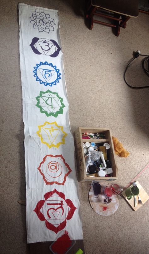 Diy chakra flag on old curtains. Paint and ingenuity Chakra Painting, Chakra Health, Macrame Wall Hanging Tutorial, Wheel Of Life, Class Ideas, Macrame Wall, Macrame Wall Hanging, New Age, Creative Inspiration