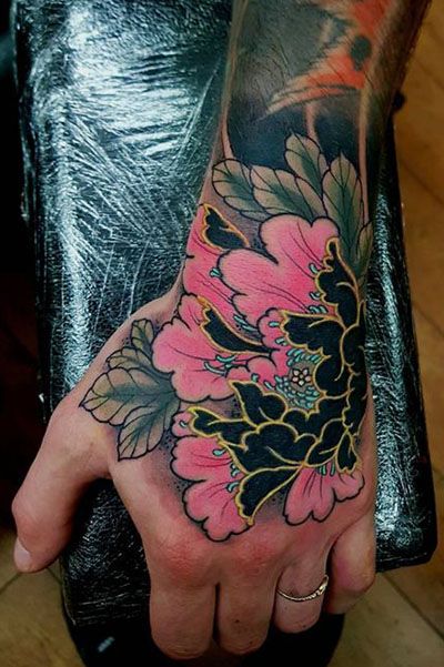 25 Cool Hand Tattoos For Those Who Love Ink - The Trend Spotter Japanese Flower Hand Tattoo, Colorful Hand Tattoos For Women, Hand Tattoo Color, Japanese Hand Tattoo, Peony Hand Tattoo, Baku Tattoo, Best Hand Tattoos, Swag Tattoo, Tiger Hand Tattoo