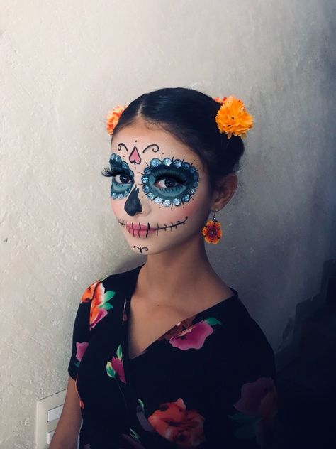 Catrina Make Up Maquillaje, Katrina Makeup La Catrina, Catrina Costume Kids, Catrina Makeup Mexicana Easy, Dia De Los Muertos Face Paint Ideas Easy, Easy Catrina Makeup Kids, Dia De Los Muertos Makeup For Kids, Catrina Makeup Kids, Easy Dia De Los Muertos Makeup Ideas