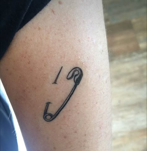 Safety Pin Collar Bone Tattoo, 79 Tattoo, Tattoo Idea For Women, Safety Pin Tattoo, Bones Tattoo, Pin Tattoo, Idea Tattoo, Grunge Tattoo, Bone Tattoos