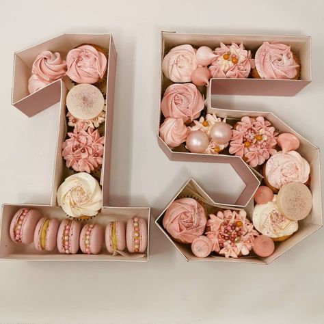 Number Dessert Boxes, Monogram Cupcakes, Cupcake Arrangements, Sweet 15 Party Ideas, Chocolate Covered Strawberries Bouquet, Candy Bouquet Diy, Birthday Room Decorations, Diy Food Gifts, Dessert Gifts