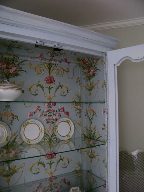 Maison Decor: Fabulous Wallpapered Cabinet French Provincial China Cabinet, Wallpaper Cabinets, Pink Wine Glasses, Painted China Cabinets, Motif Wallpaper, French Wallpaper, Linen Cupboard, Living Vintage, Inside Cabinets