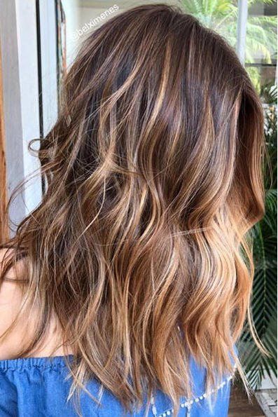 Beachy Highlights That Make Every Hair Color Look Perfectly Sunkissed: Cinnamon Blonde Cinnamon Blonde, Beachy Highlights, Beach Highlights, 90s Bob, California Hair, Cinnamon Hair, Cool Blonde Hair, Guy Tang, Balayage Blonde