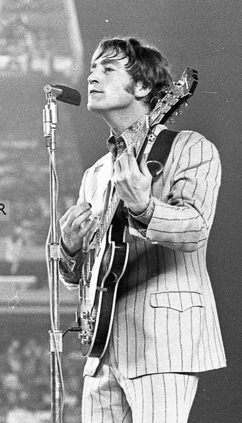 The Beatles. John Lennon. Performance at Shea Stadium. This concert was attended by 44,000 fans (compared to 55,000 the previous year). However, with 11,000 of the 55,600 tickets still available, the Beatles made more money from their appearance than in 1965, receiving $189,000, 65% of the gross. gross of $292,000. Flushing, Queens , Nueva York U.S.A AUGUST 23, 1966 John Lennon Fashion, Colorized Historical Photos, Flushing Queens, John Lemon, Beatles Rare, Beatles John Lennon, Shea Stadium, Bug Boy, Hot British Men