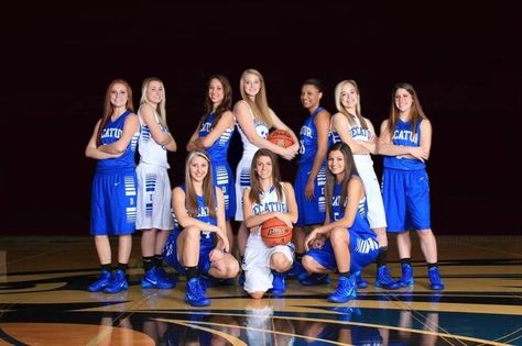 Team Sports Pictures, Team Picture Poses, Basketball Team Pictures, Sports Team Photography, Basketball Pictures Poses, Sport Photoshoot Ideas, Basketball Senior Pictures, Sport Photoshoot, Sport Portraits