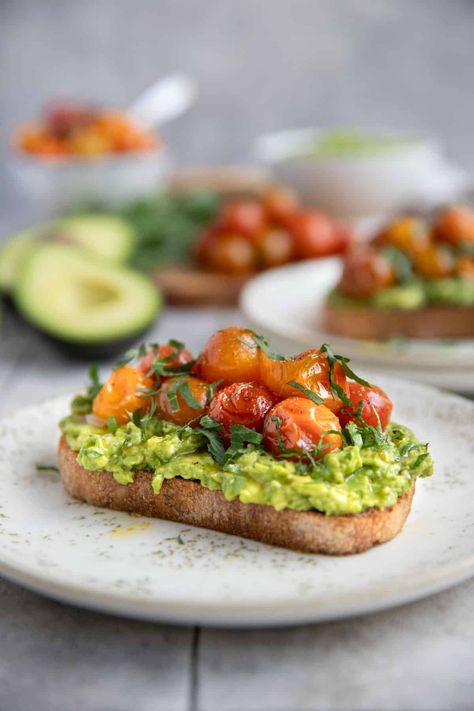 Avocado Toast with Tomato Tomato Basil Avocado Toast, Eggs Avocado Tomato Breakfast, Avocado Smash Recipes, Avocado Toast With Tomatoes, Fancy Avocado Toast, Avocado Tomato Toast, Avocado Toast Ideas, Avocado Snacks, Smashed Avocado Toast