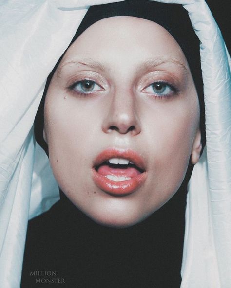 𝐄𝐘𝐄𝐒- 𝐒𝐌𝐈𝐋𝐄- 𝐁𝐋𝐄𝐀𝐂𝐇𝐄𝐃 𝐄𝐘𝐄𝐁𝐑𝐎𝐖𝐒- bye . Oh and stream applause. . #ladygaga #mothermonster Applause Lady Gaga, Lady Gaga Applause, Lady Gaga Makeup, Bleached Eyebrows, Lady Gaga Pictures, Eyes Smile, Magazine Pages, Hair Metal, Creative Photoshoot