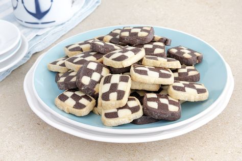 Black and White Chess Cookies Chess Cookies, Bite Size Appetizers Easy, Assorted Cookies, Morning Coffee Cups, Brownies Cookies, Pastry Board, Weekday Meals, Hungarian Recipes, Party Foods