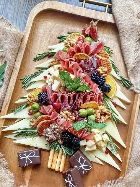 Christmas Buffet, Fruit And Veggies, Christmas Platter, Decorações Com Comidas, Charcuterie Inspiration, Christmas Entertaining, Party Food Platters, Charcuterie Recipes, Christmas Brunch