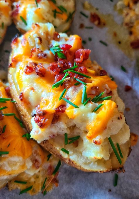 Double Baked Stuffed Potatoes Friendsgiving Food List, Double Stuffed Potatoes, Friendsgiving Ideas Food, Double Baked Potatoes, Best Twice Baked Potatoes, Friendsgiving Ideas, Stuffed Potatoes, Stuffed Baked Potatoes, Baked Potato Recipes