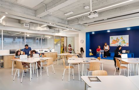 At the New Blue School, “the Space Is Almost the Third Teacher” Flavor Paper Wallpaper, Corner Niche, Education Design Interior, Rockwell Group, Knoll Furniture, Classroom Interior, Modern Classroom, School Interior, Lunch Room